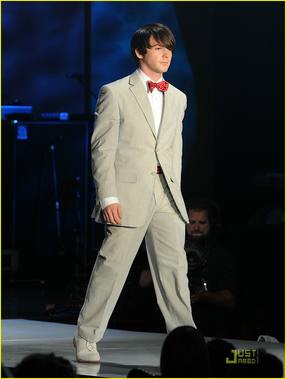 Drake Bell & James Maslow Race to Erase MS
