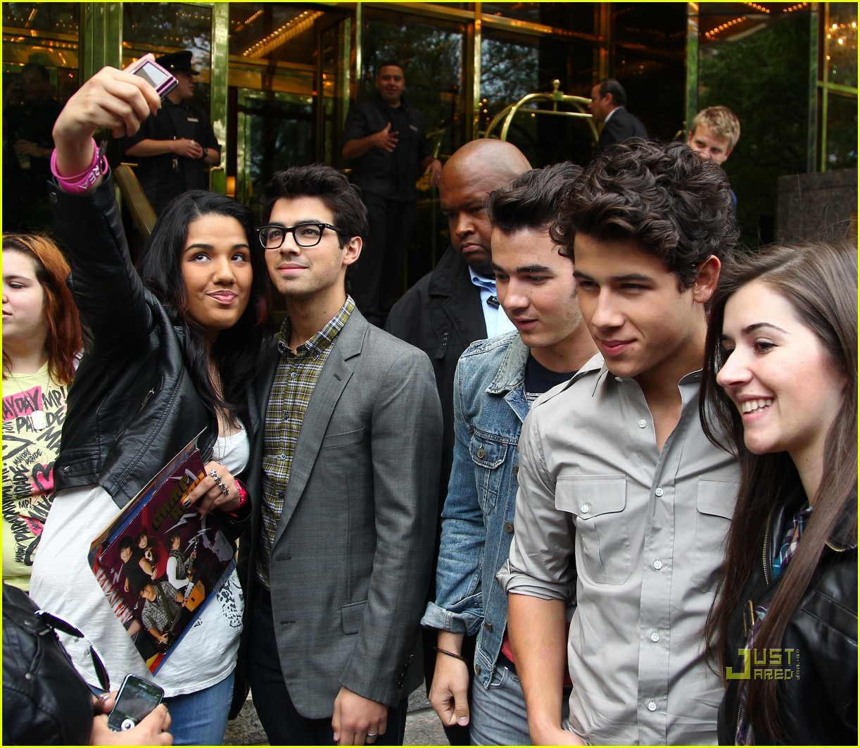 Jonas Brothers Pucker Up, Pinch Themselves!