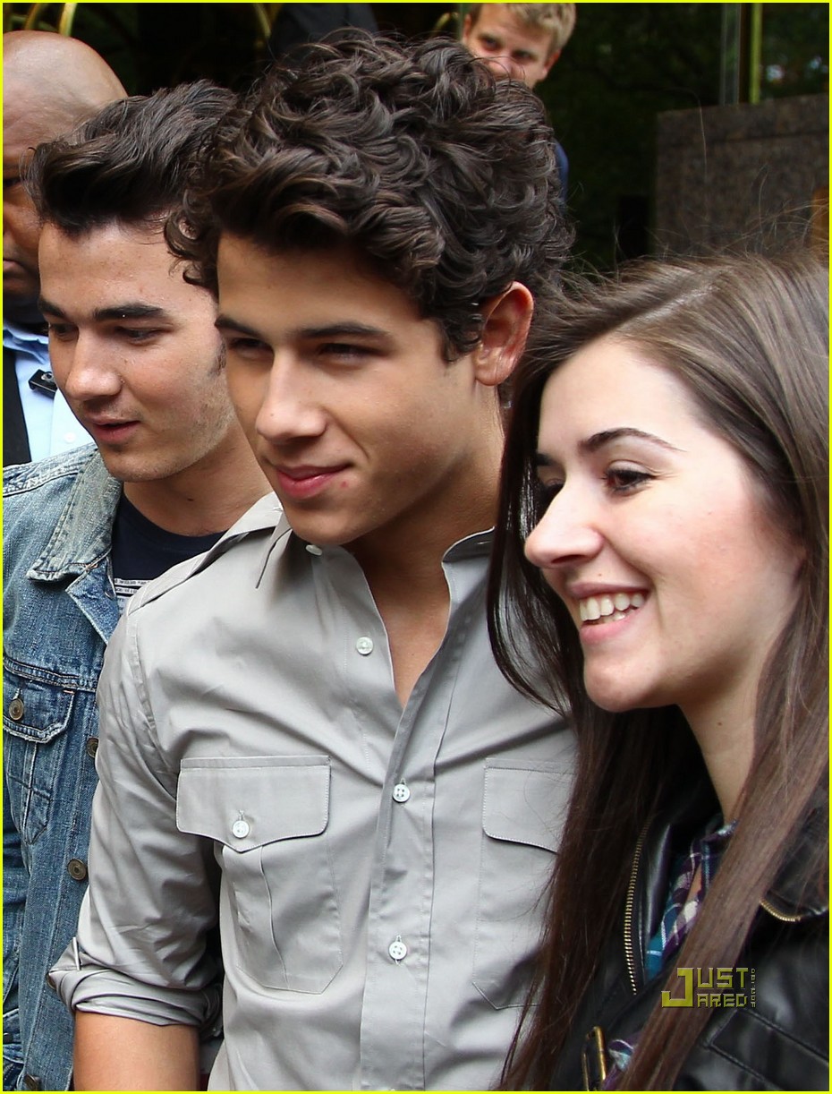 Jonas Brothers Pucker Up, Pinch Themselves!