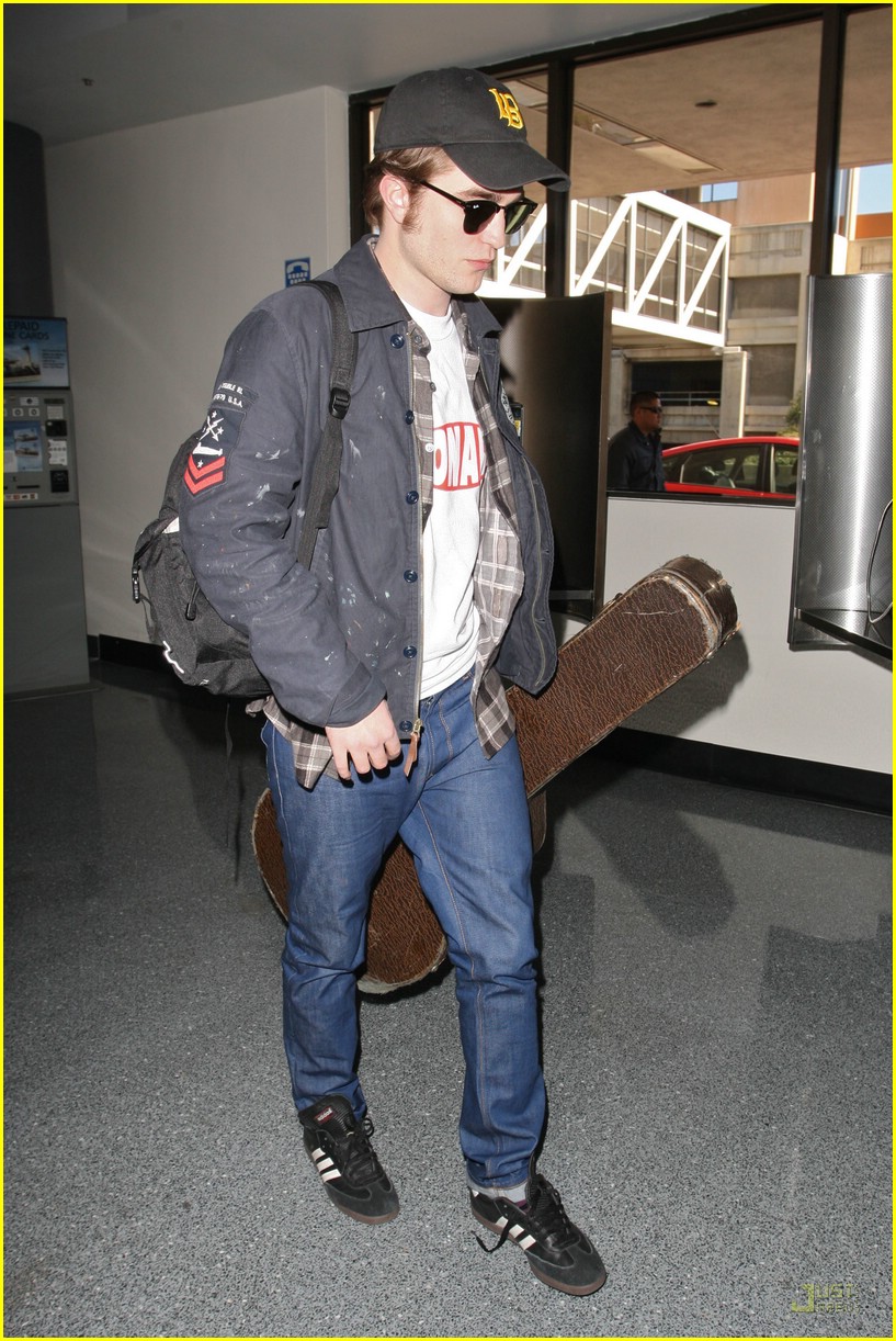Robert Pattinson & Taylor Lautner: Back at LAX!