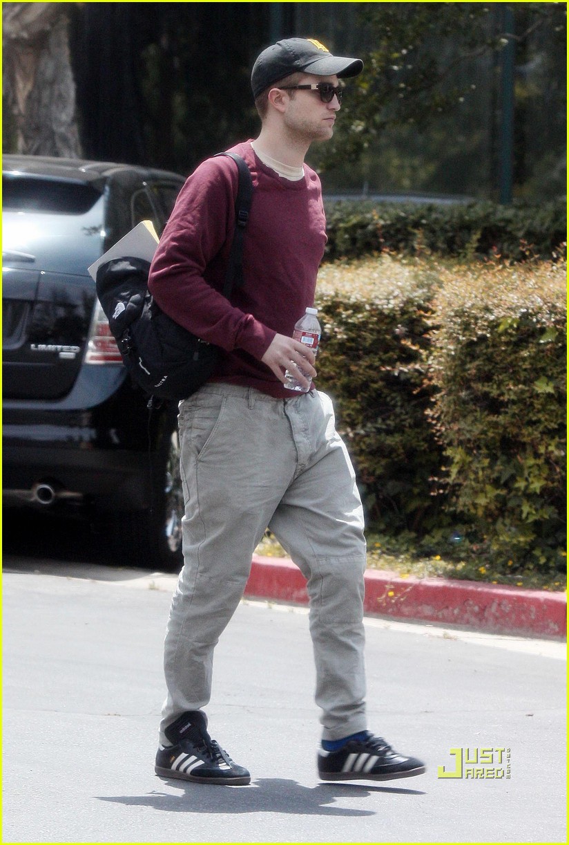 Robert Pattinson Gets Head Lice, Shaves Head!