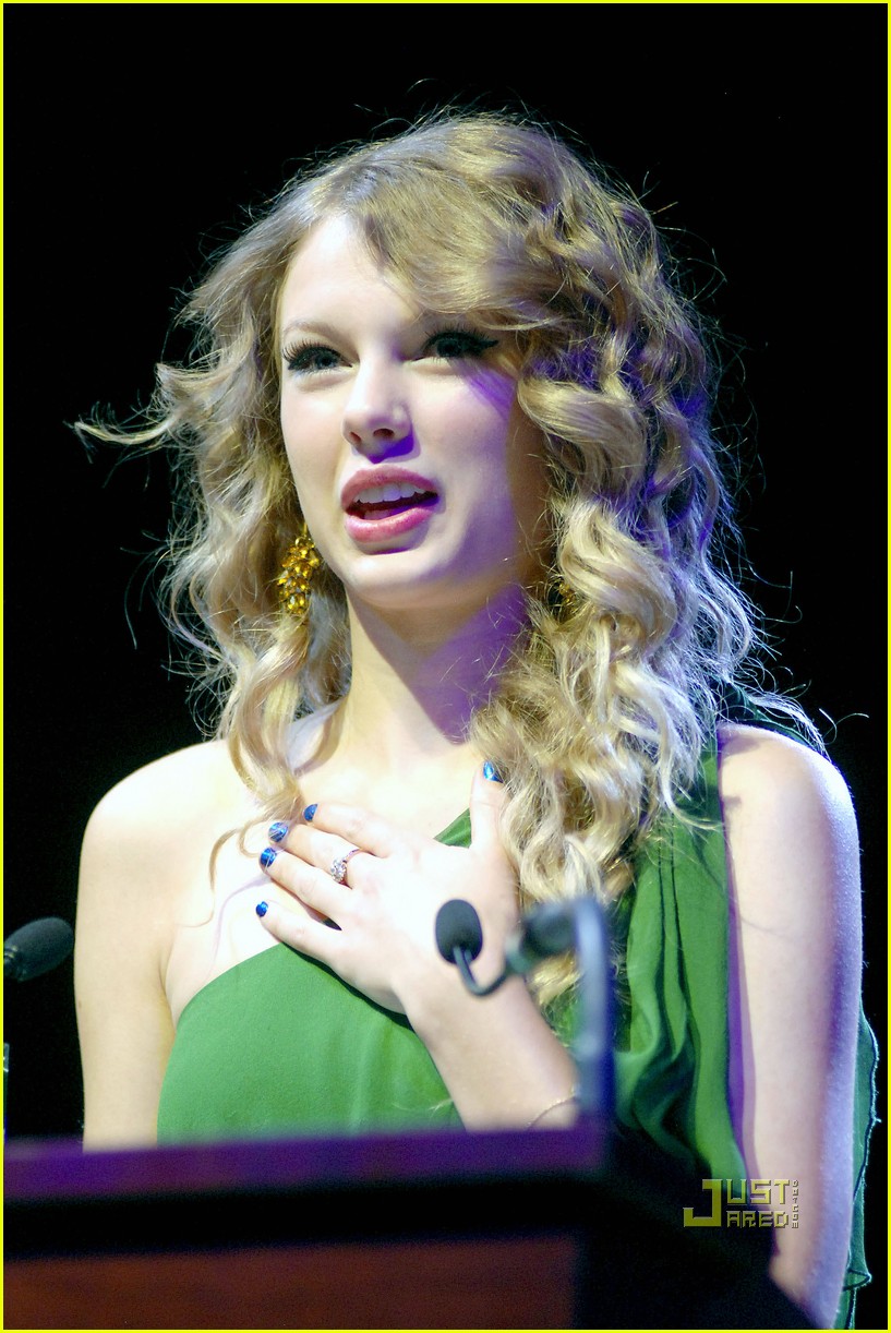 Taylor Swift: 'Love Story' Wins Song of the Year!