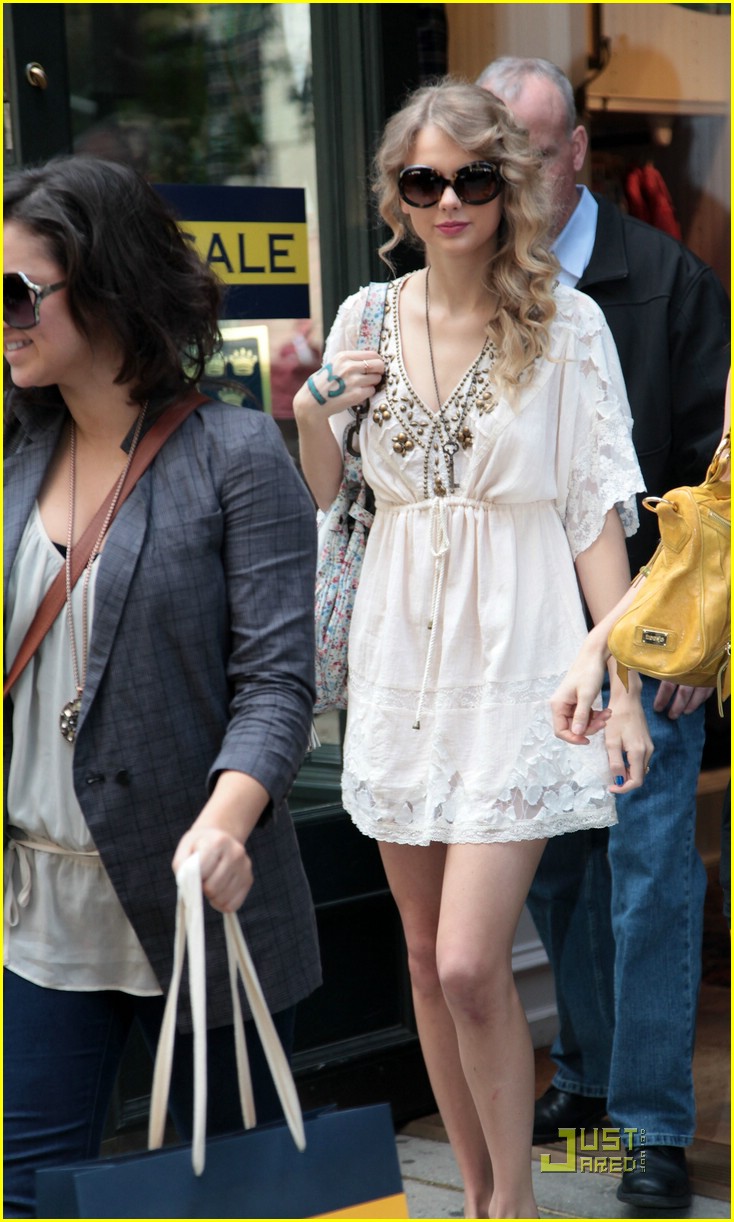 Taylor Swift: Songwriters Hall of Fame Inductee!