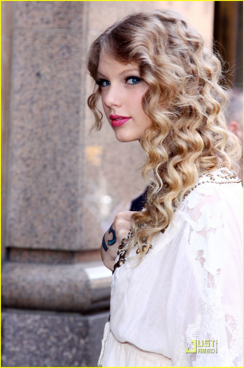 Taylor Swift: Songwriters Hall of Fame Inductee!