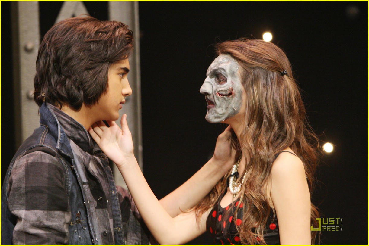 Victoria Justice is a Zombie!