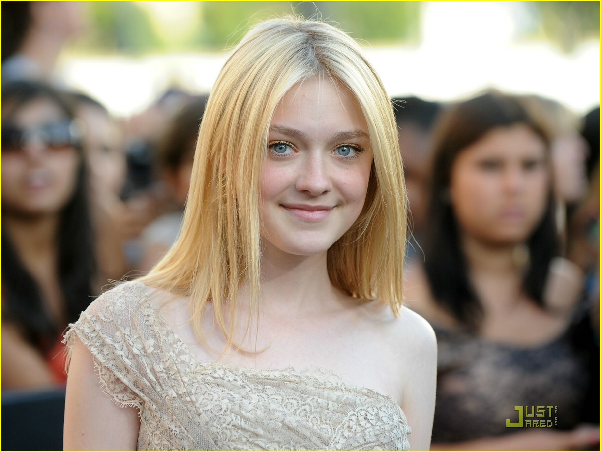 Dakota Fanning: Elie Saab Show-Stopper