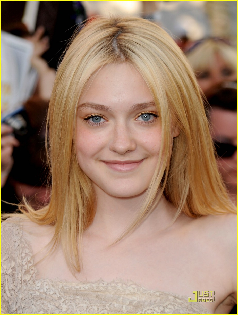 Dakota Fanning: Elie Saab Show-Stopper