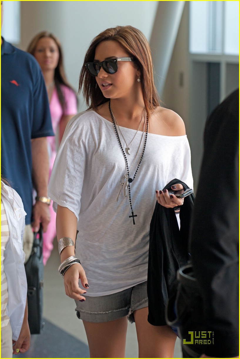 Demi Lovato Goes Blonde!