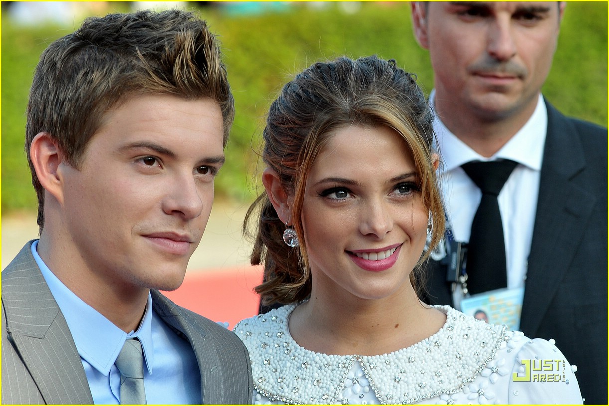 Ashley Greene: Bow in Belgium!