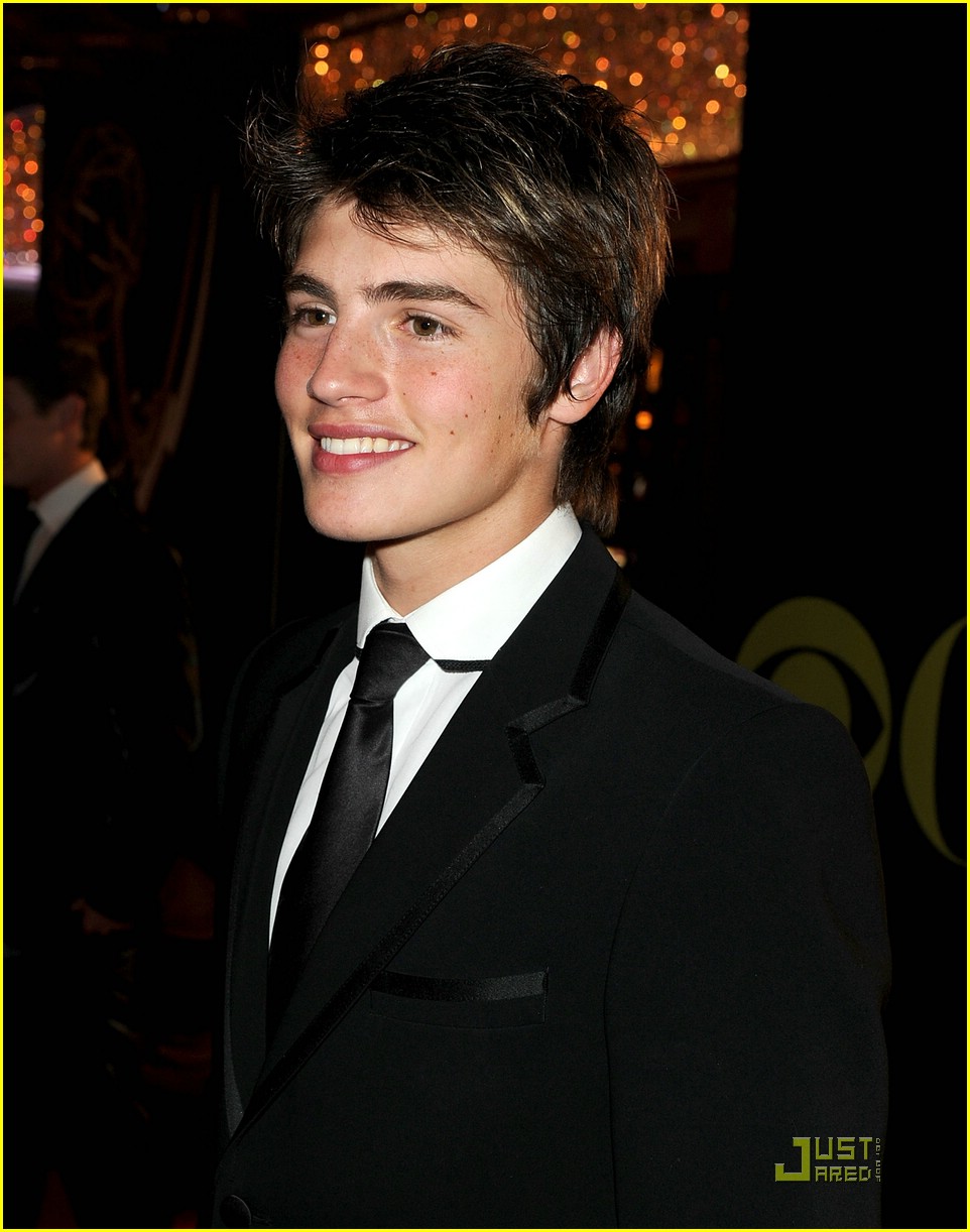 Gregg Sulkin & Britt Robertson: Emmy Date Night!