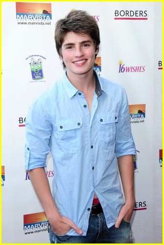 Gregg Sulkin & Britt Robertson: Emmy Date Night!