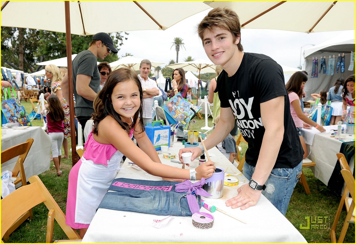 Gregg Sulkin: Britt Robertson is Amazing