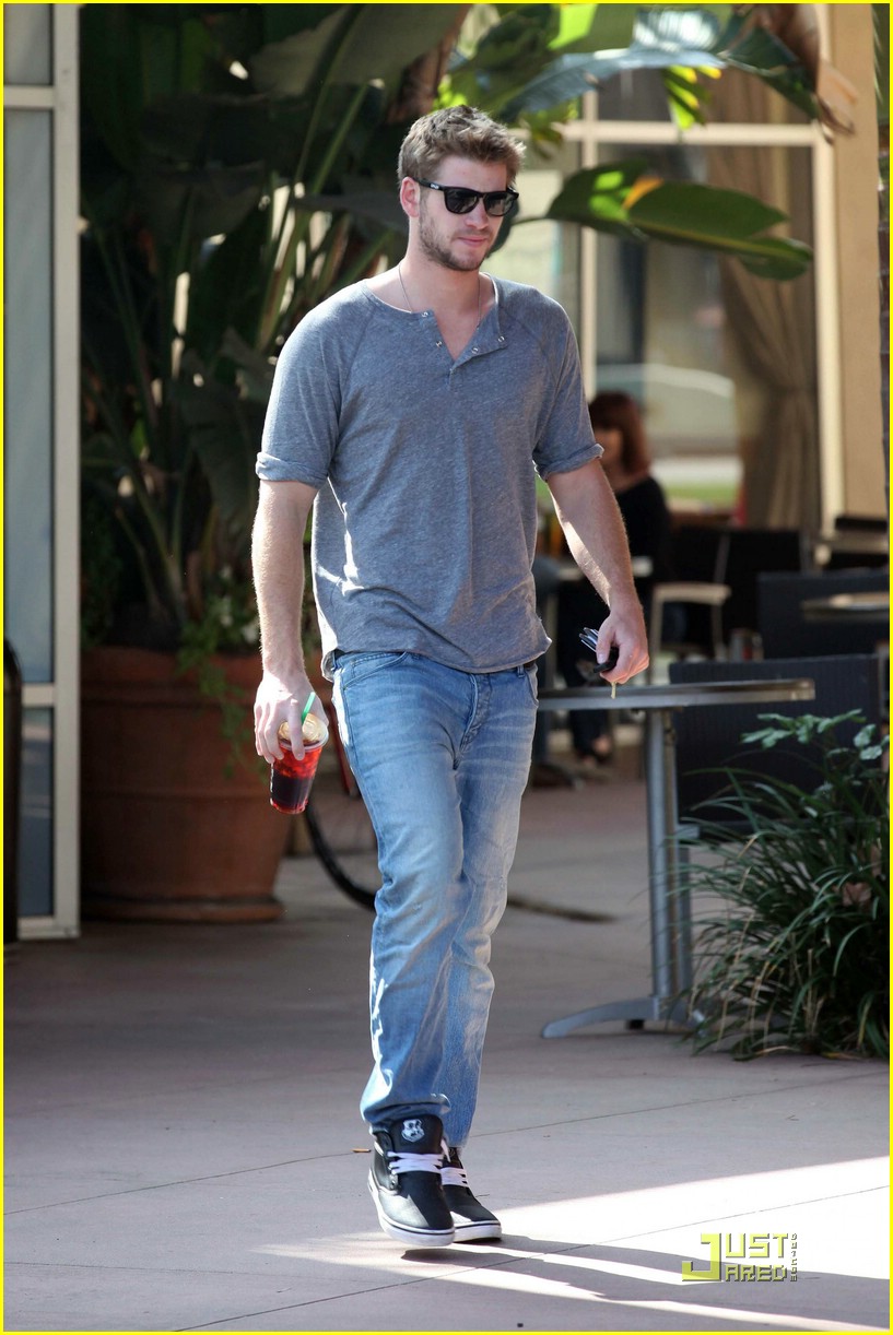 Liam Hemsworth is a Starbucks Stud