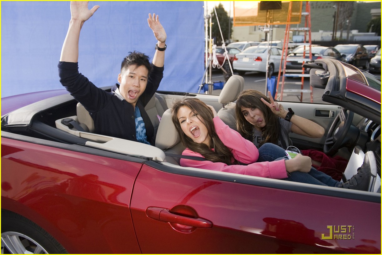 Just Jared Guest Stars on Victorious!