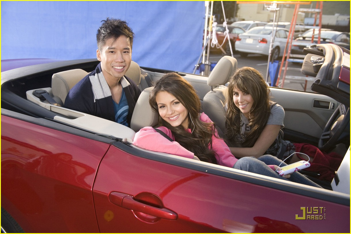 Just Jared Guest Stars on Victorious!