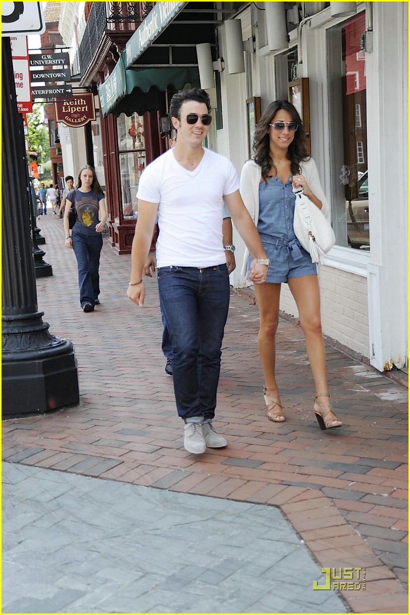 Kevin & Danielle Jonas: Washington Walkers