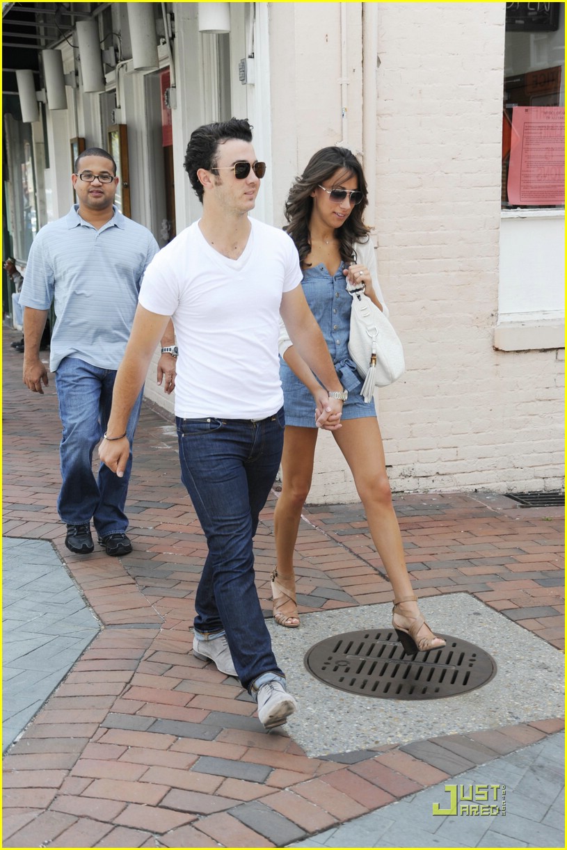 Kevin & Danielle Jonas: Washington Walkers