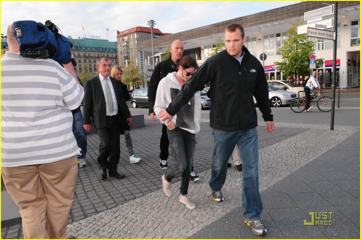 Kristen Stewart Visits Holocaust Memorial