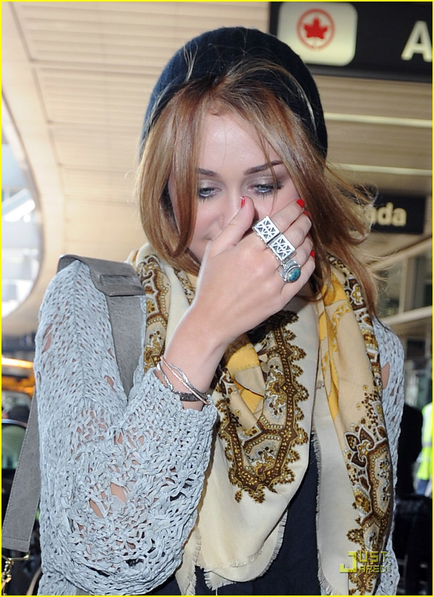 Miley Cyrus & Liam Hemsworth: LaGuardia Lovers