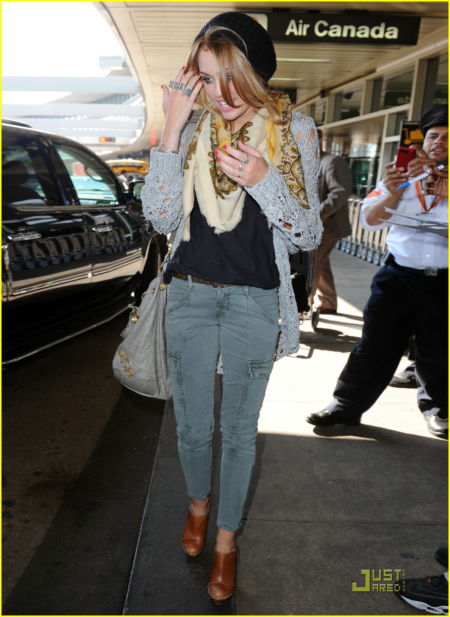 Miley Cyrus & Liam Hemsworth: LaGuardia Lovers