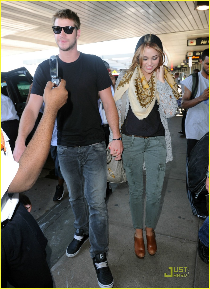 Miley Cyrus & Liam Hemsworth: LaGuardia Lovers