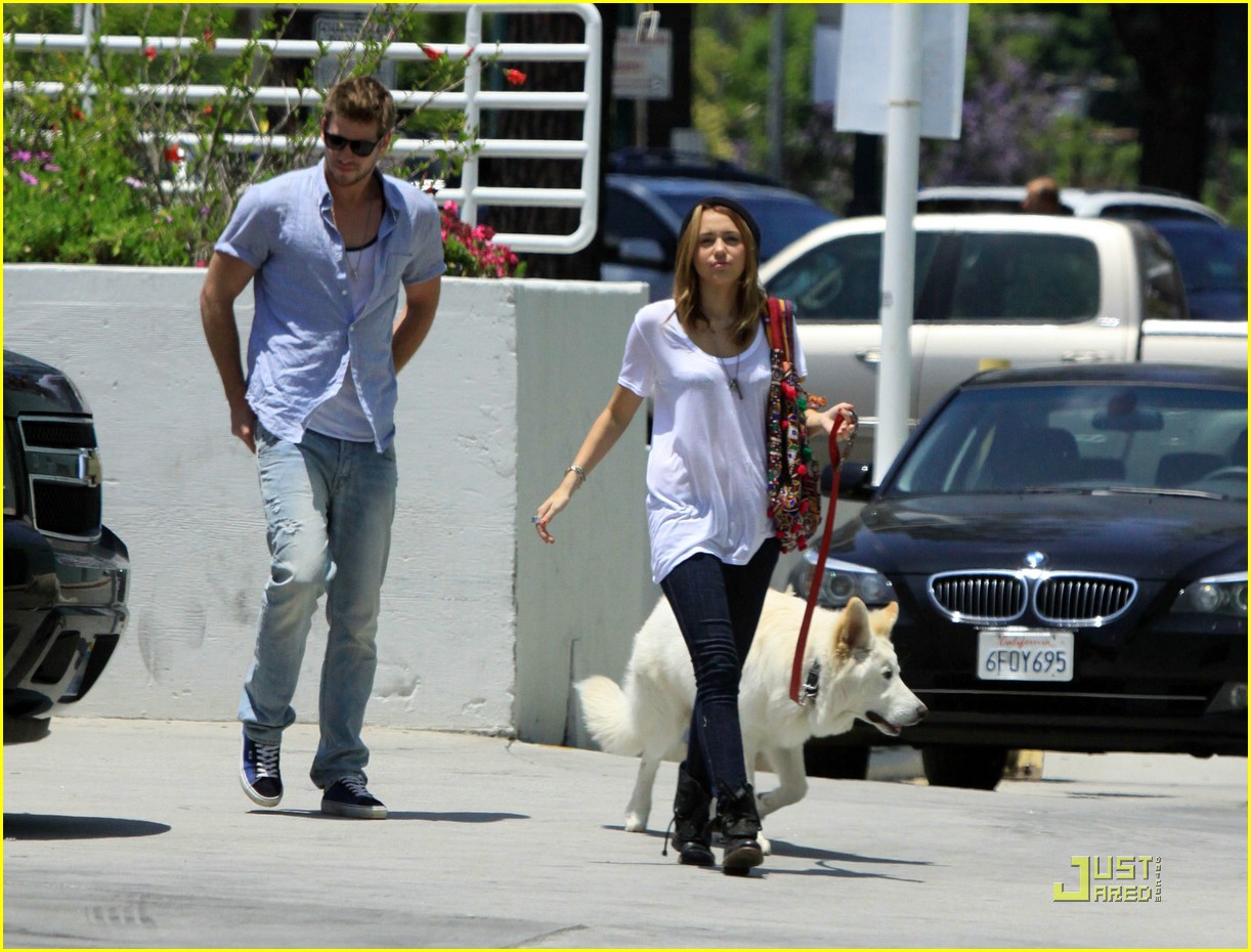 Miley Cyrus & Liam Hemsworth: Petco Pair