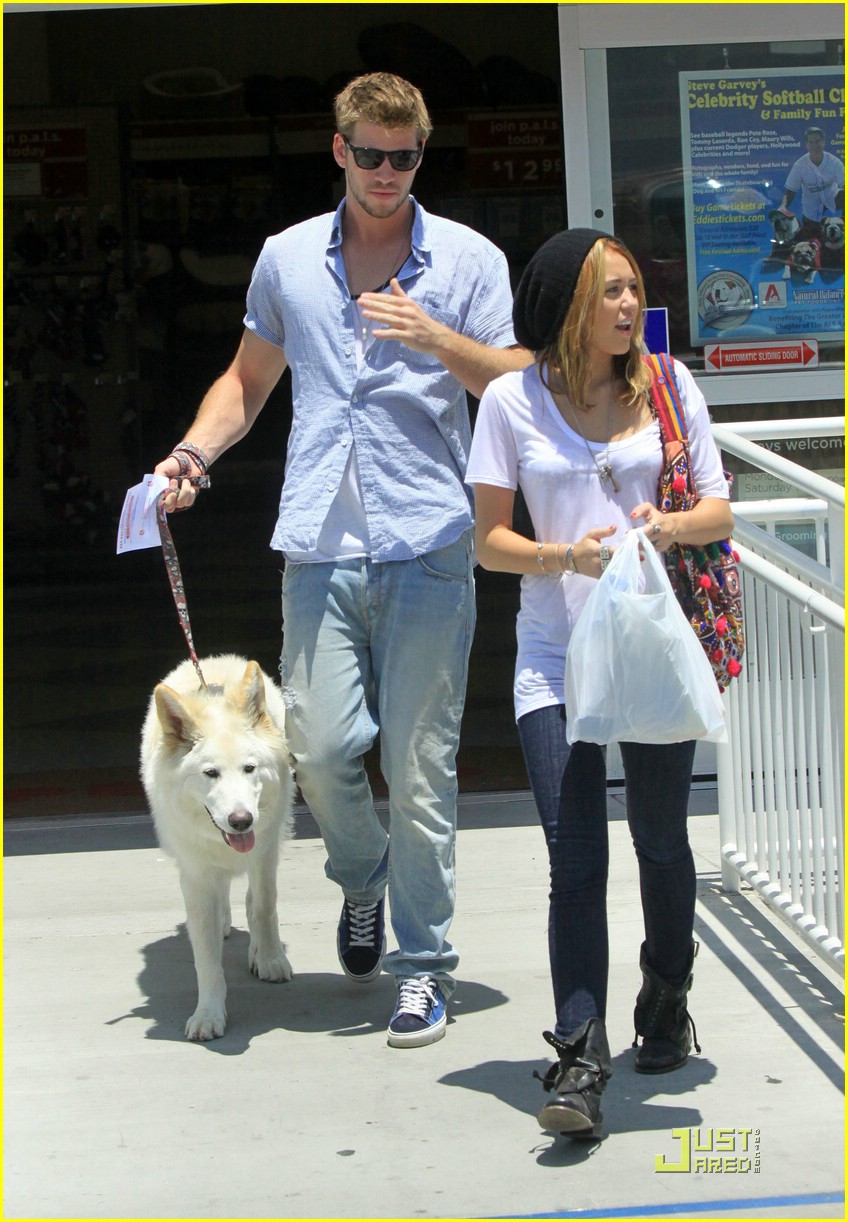 Miley Cyrus & Liam Hemsworth: Petco Pair
