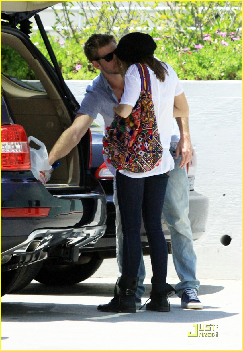Miley Cyrus & Liam Hemsworth: Petco Pair
