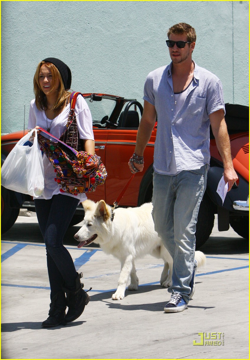 Miley Cyrus & Liam Hemsworth: Petco Pair