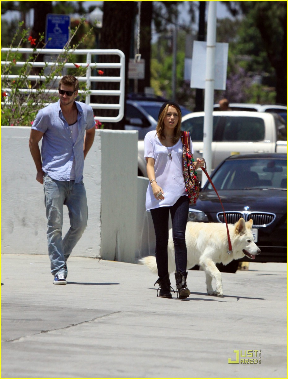 Miley Cyrus & Liam Hemsworth: Petco Pair