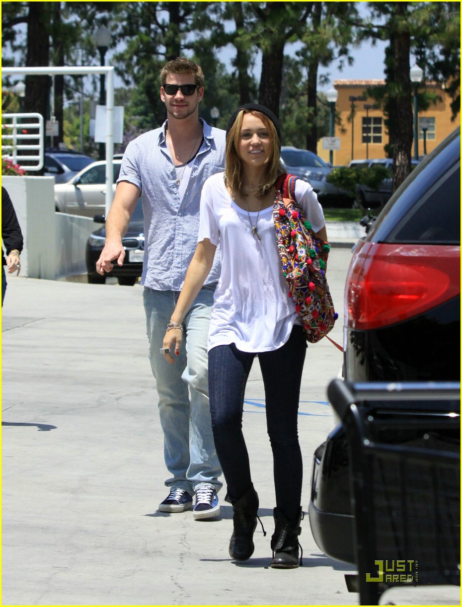 Miley Cyrus & Liam Hemsworth: Petco Pair