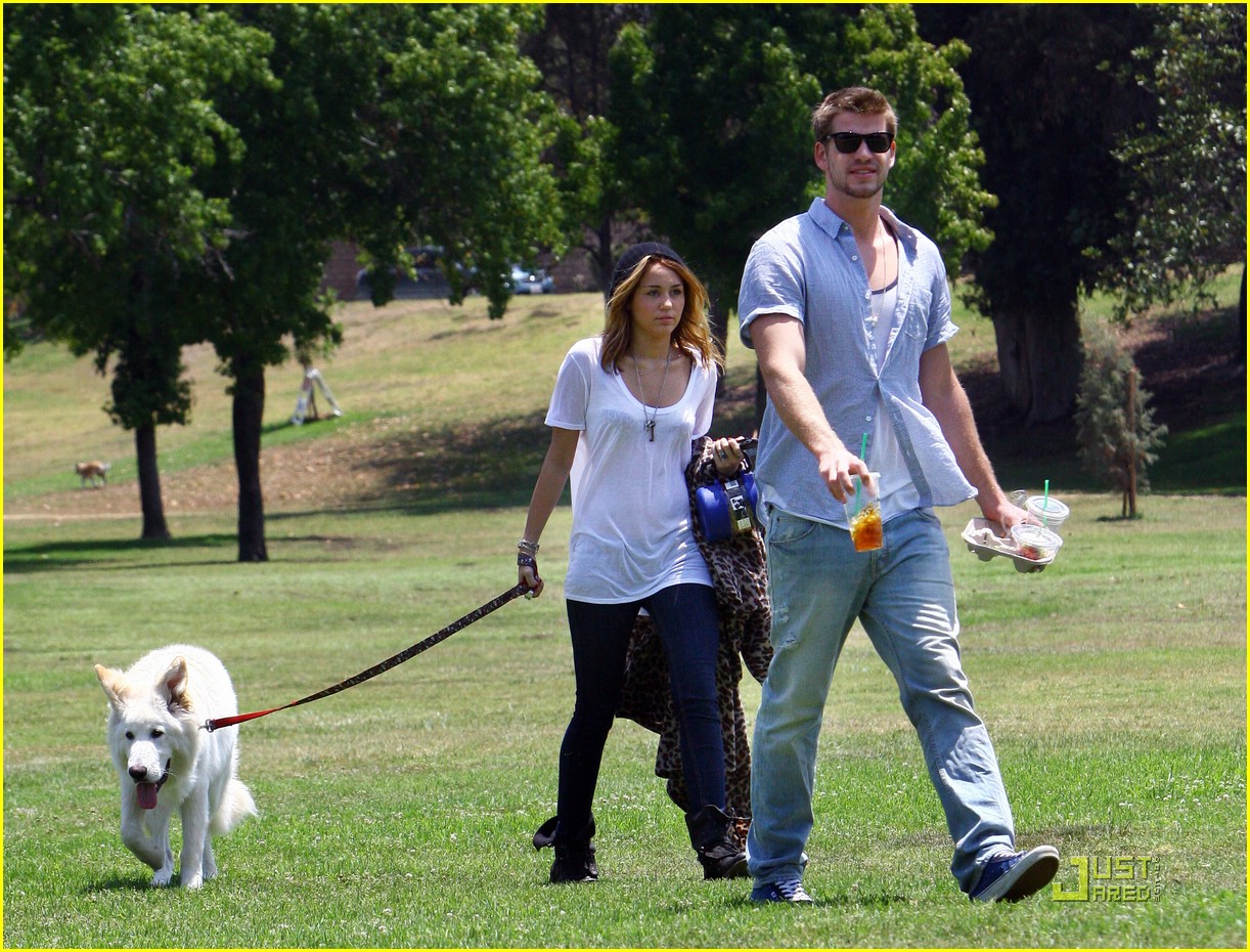 Miley Cyrus & Liam Hemsworth: Togos Twosome