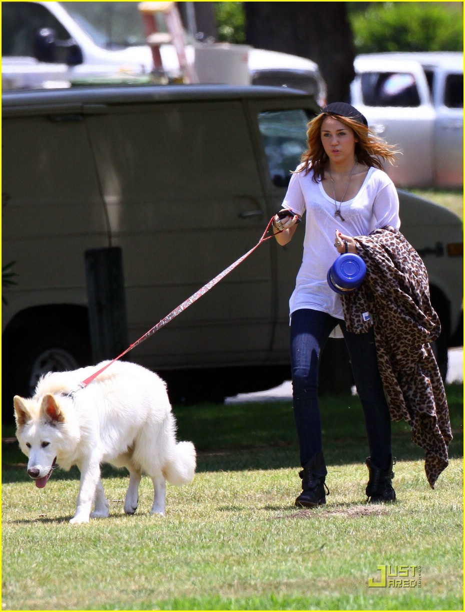 Miley Cyrus & Liam Hemsworth: Togos Twosome