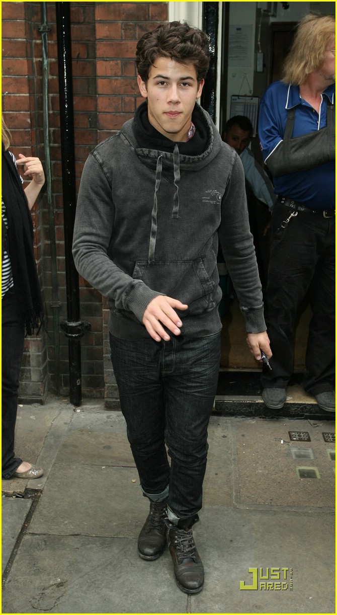 Nick Jonas: Flowers From Fans!