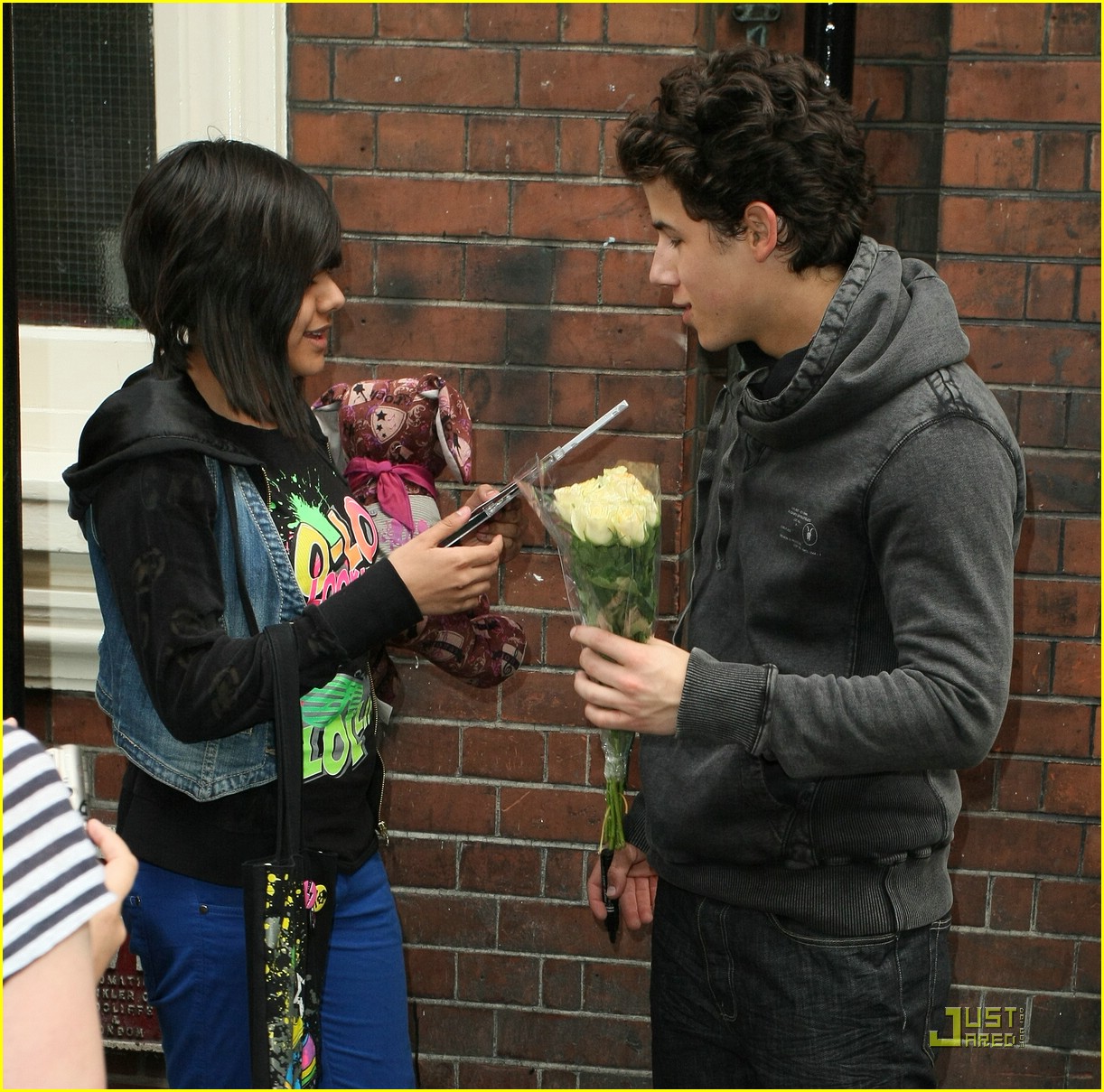 Nick Jonas: Flowers From Fans!