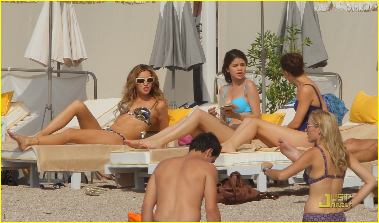 Selena Gomez: Blue Bikini Beach Day!