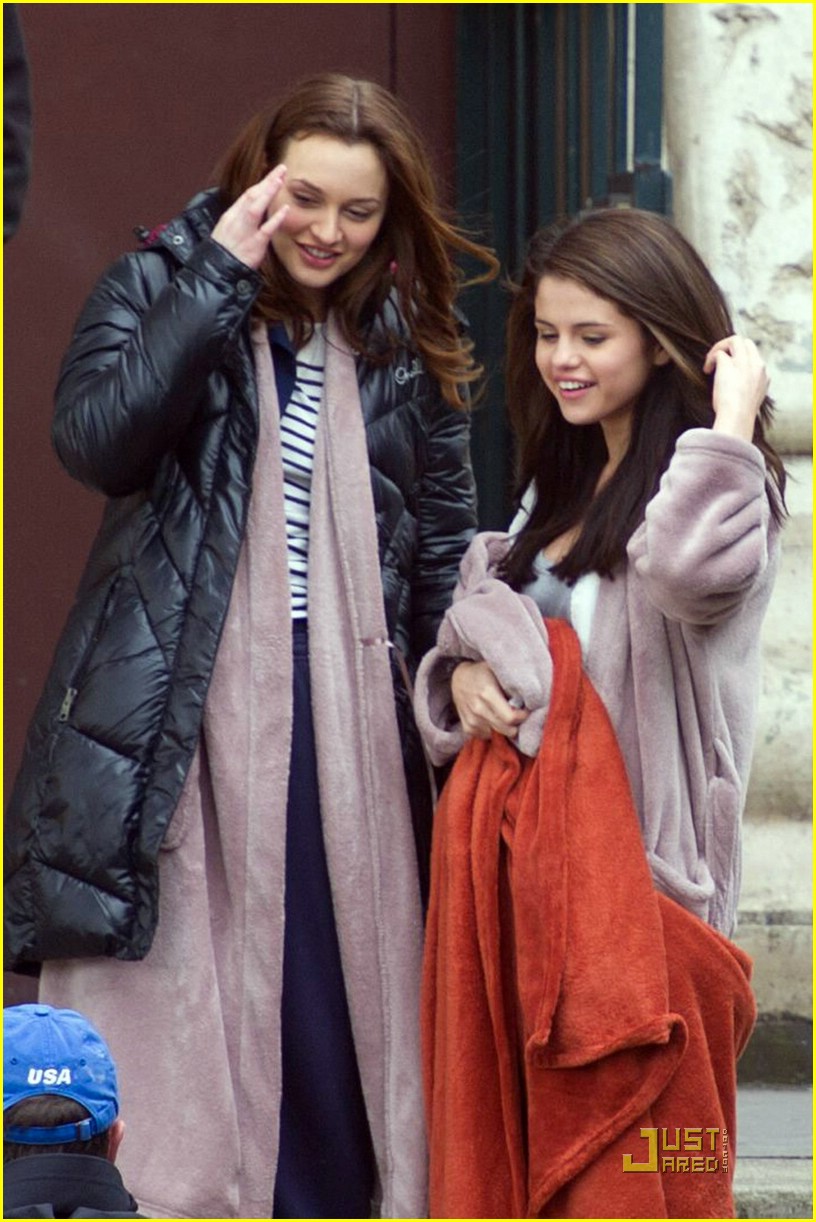 Selena Gomez Travels in a Paris Pack