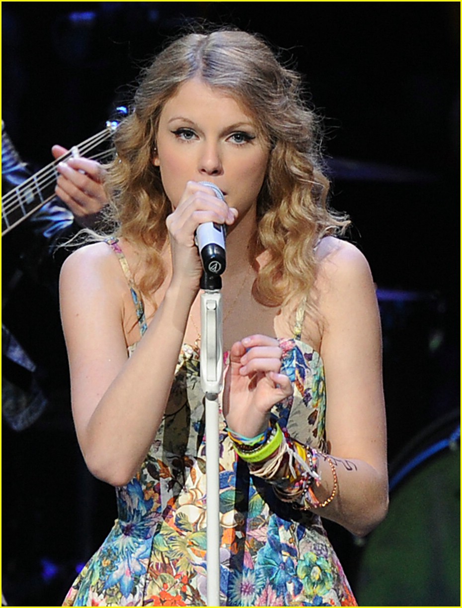 Taylor Swift: 13 Hours Fan Fest!