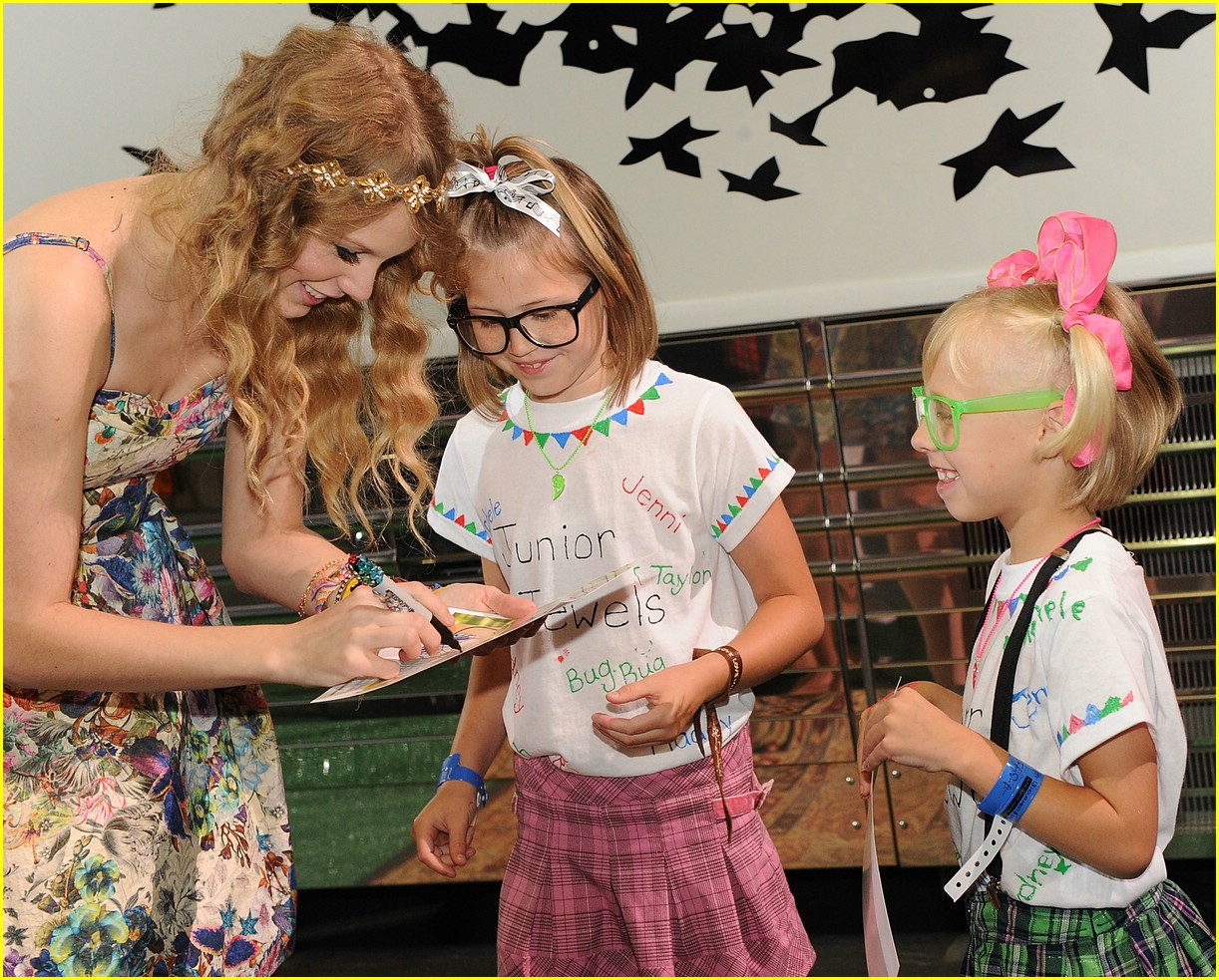 Taylor Swift: 13 Hours Fan Fest!