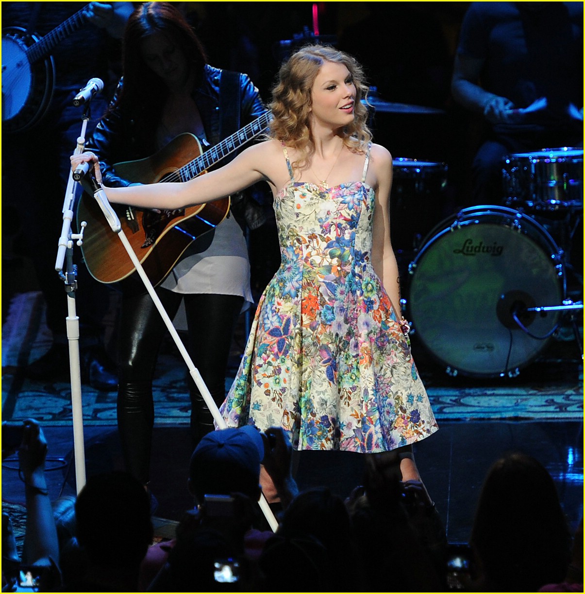 Taylor Swift: 13 Hours Fan Fest!