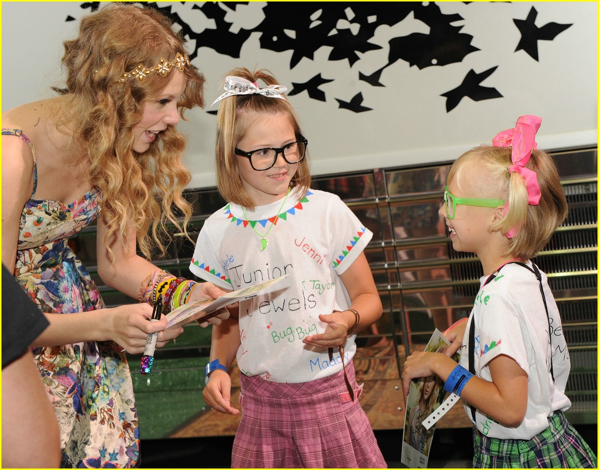 Taylor Swift: 13 Hours Fan Fest!