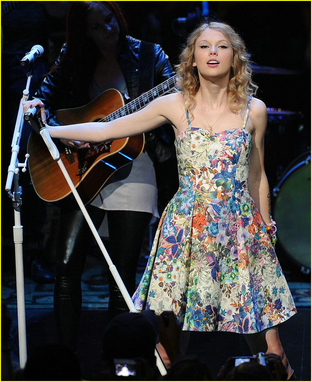 Taylor Swift: 13 Hours Fan Fest!