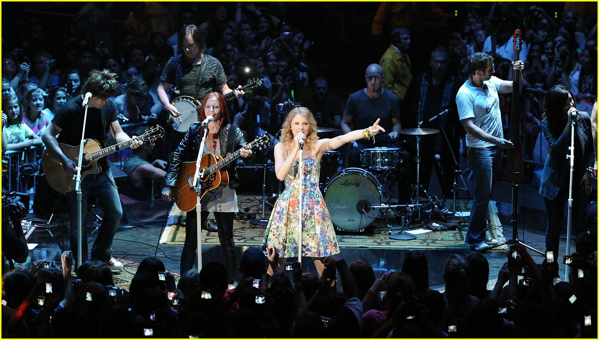 Taylor Swift: 13 Hours Fan Fest!