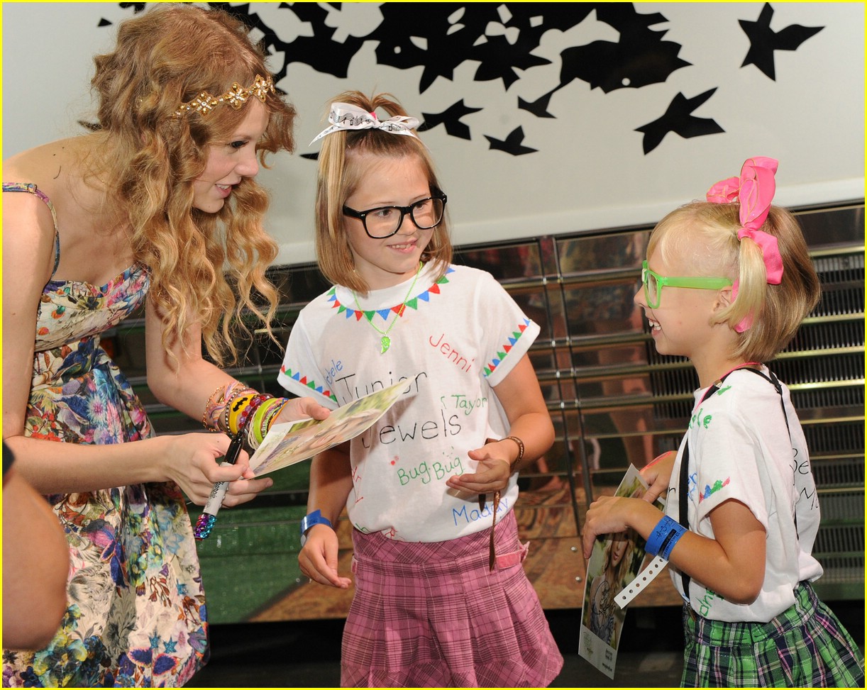Taylor Swift: 13 Hours Fan Fest!