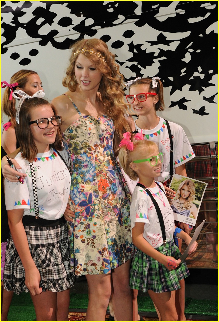 Taylor Swift: 13 Hours Fan Fest!