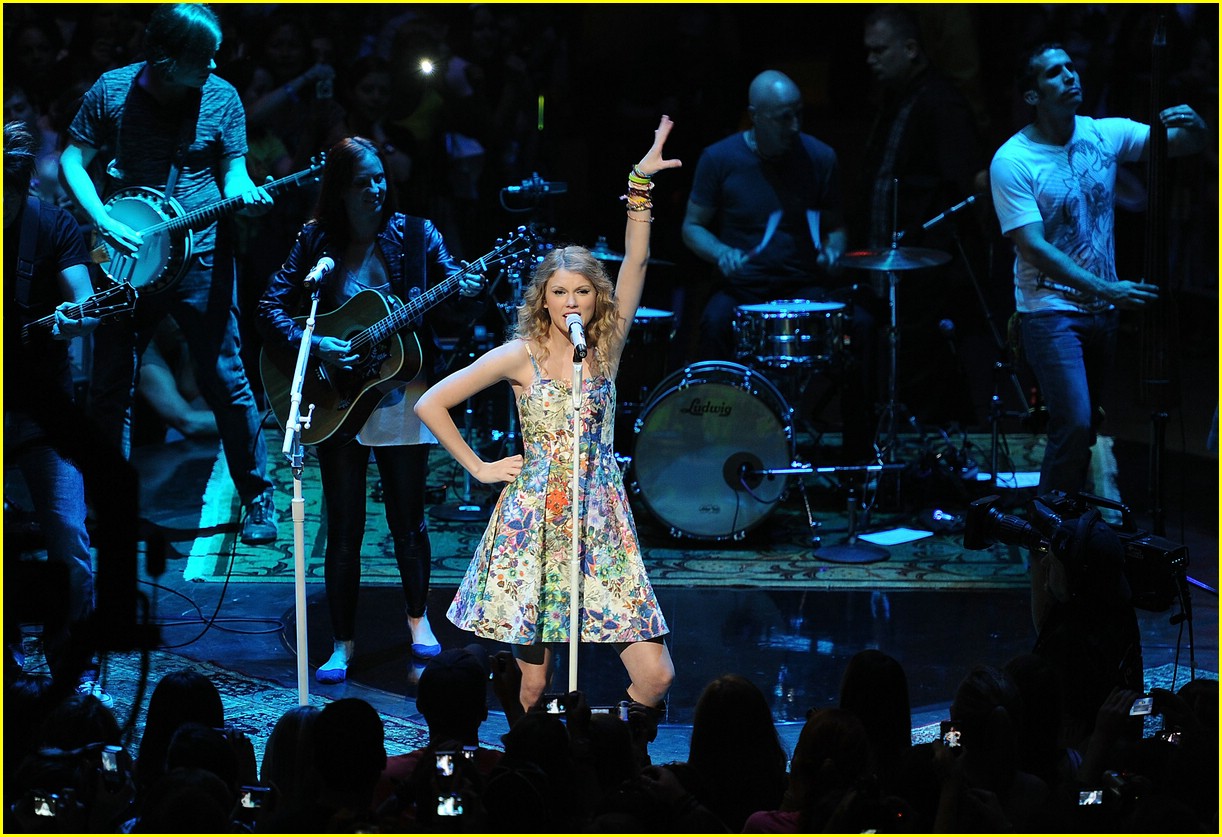 Taylor Swift: 13 Hours Fan Fest!