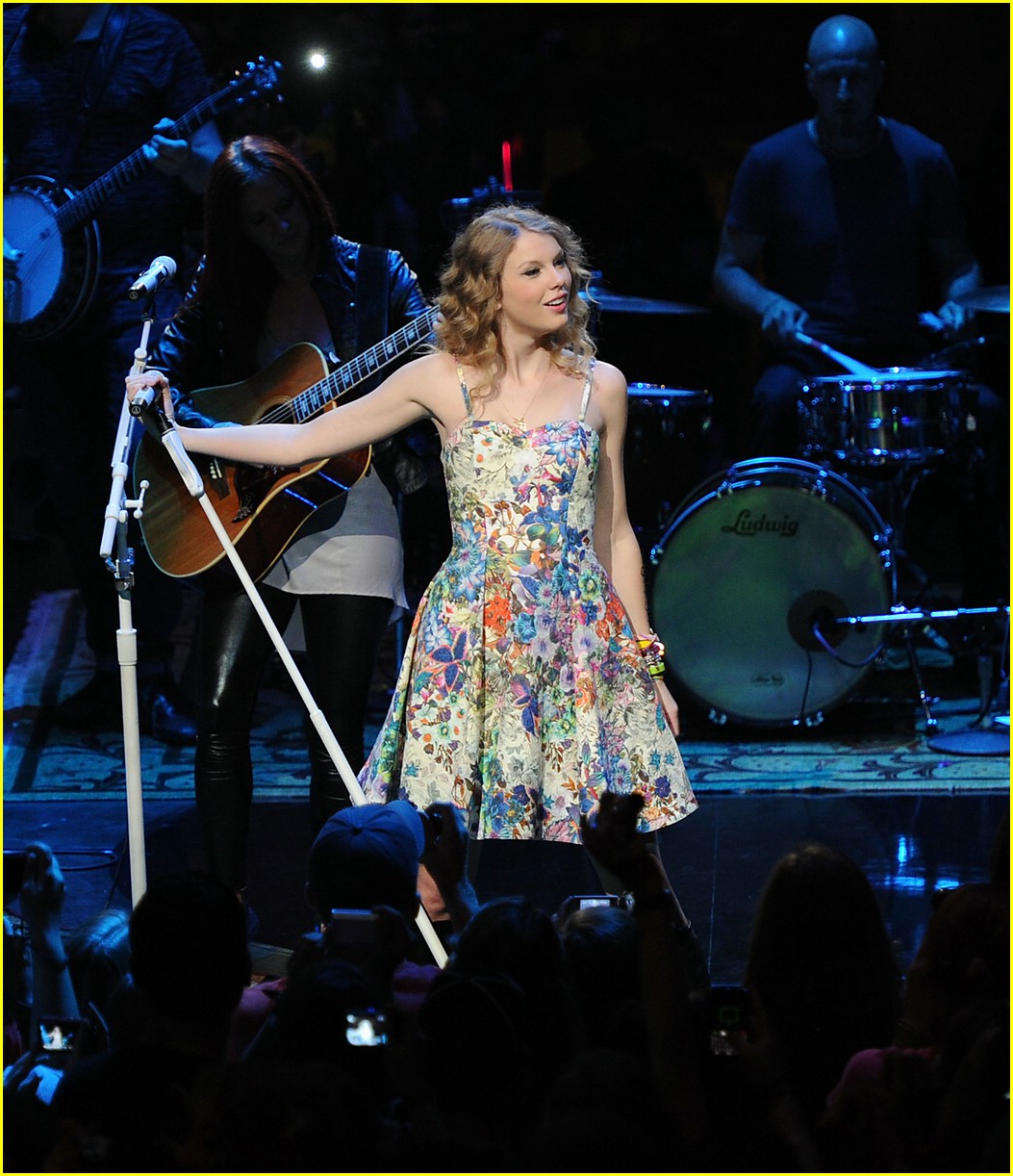 Taylor Swift: 13 Hours Fan Fest!