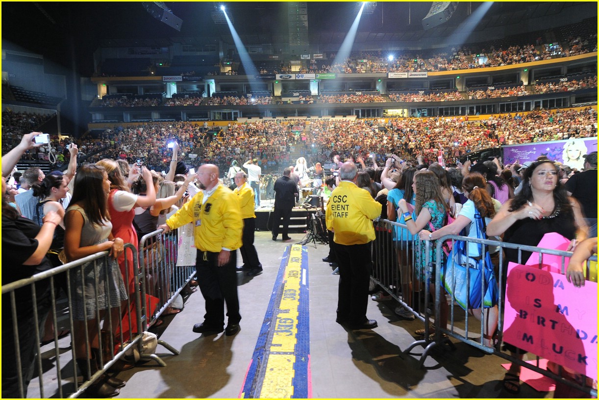 Taylor Swift: 13 Hours Fan Fest!