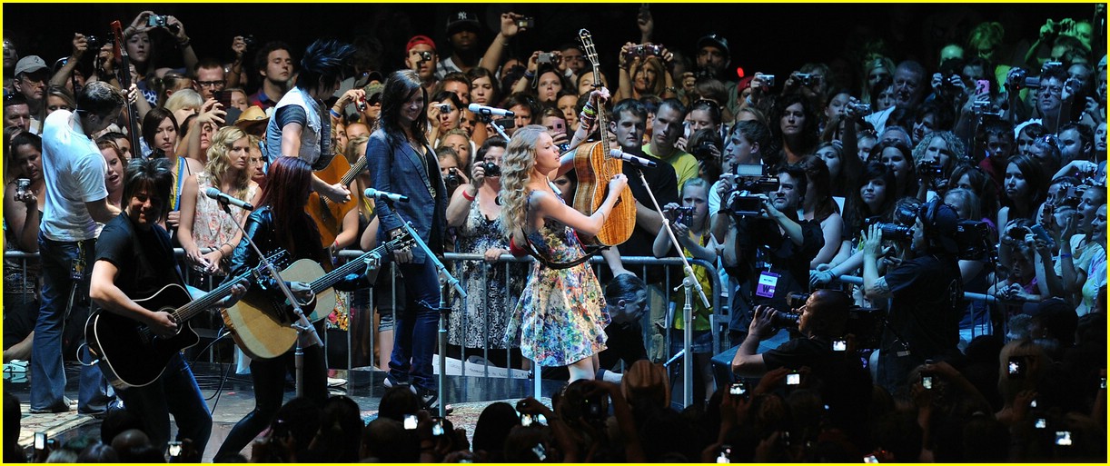 Taylor Swift: 13 Hours Fan Fest!