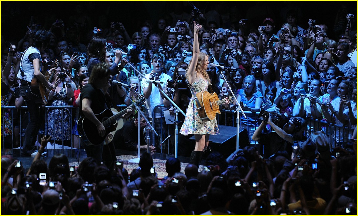 Taylor Swift: 13 Hours Fan Fest!